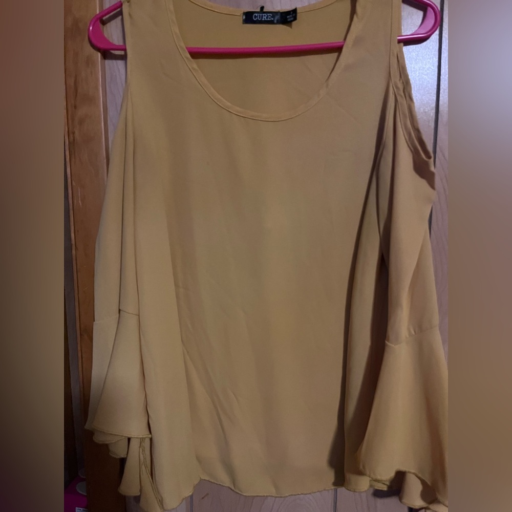 Women’s cold shoulder top